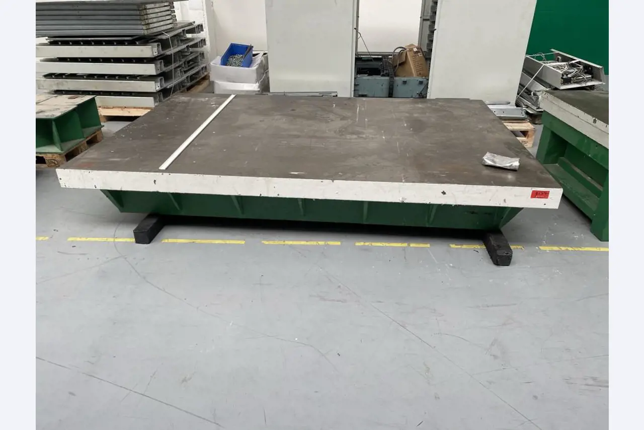 Machines pour le travail du métal et équipement de travail (chaussures de sécurité)-1